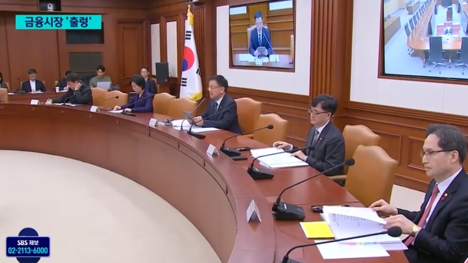 债市波动加剧 多只债基遭大额赎回