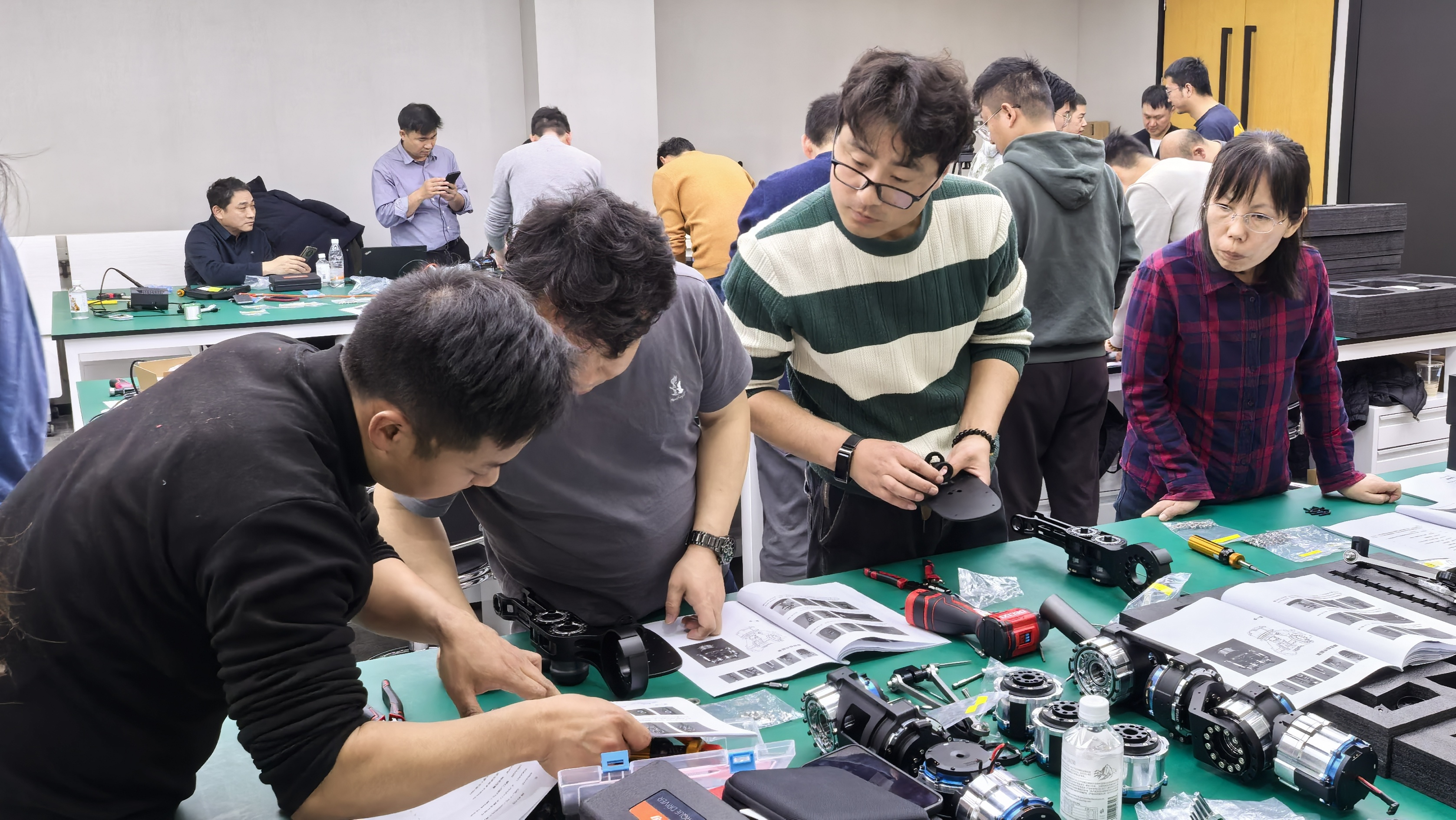 最新！智元机器人出手，挖来前谷歌90后具身智能大佬！