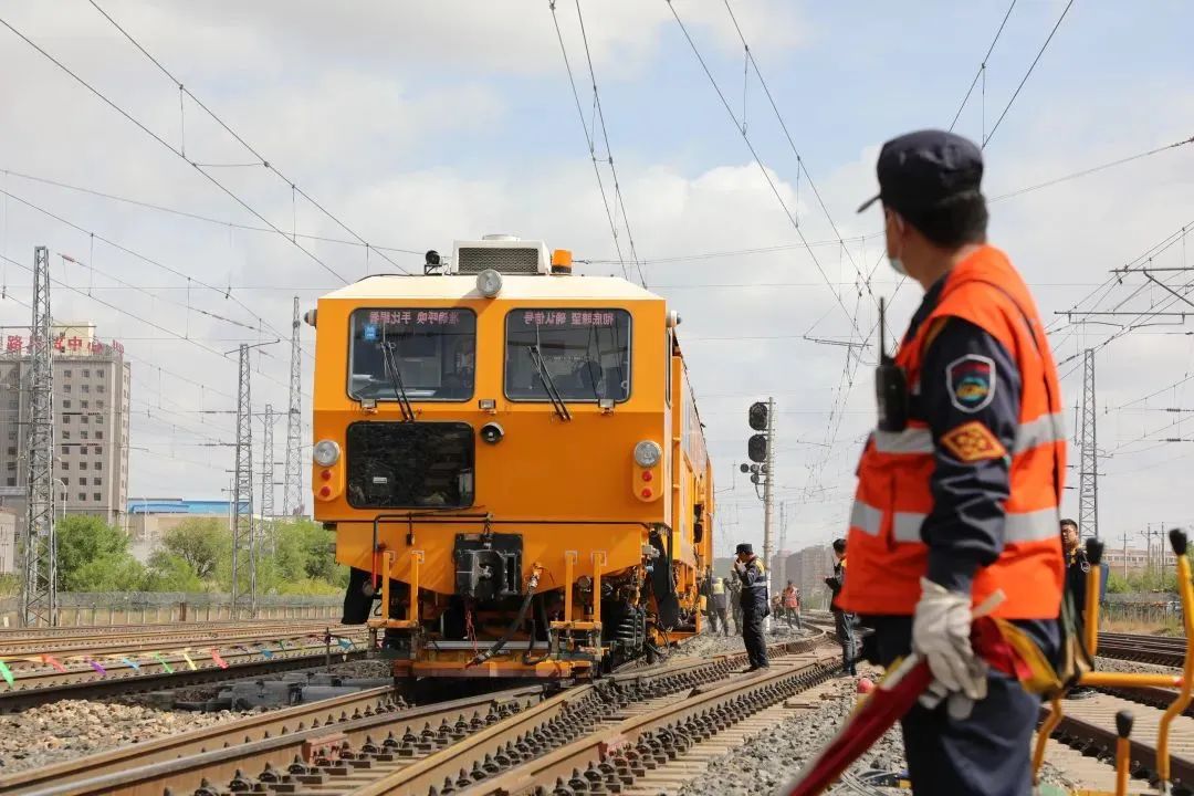 迎接“五一”假期 包西线集中修“强筋健骨”