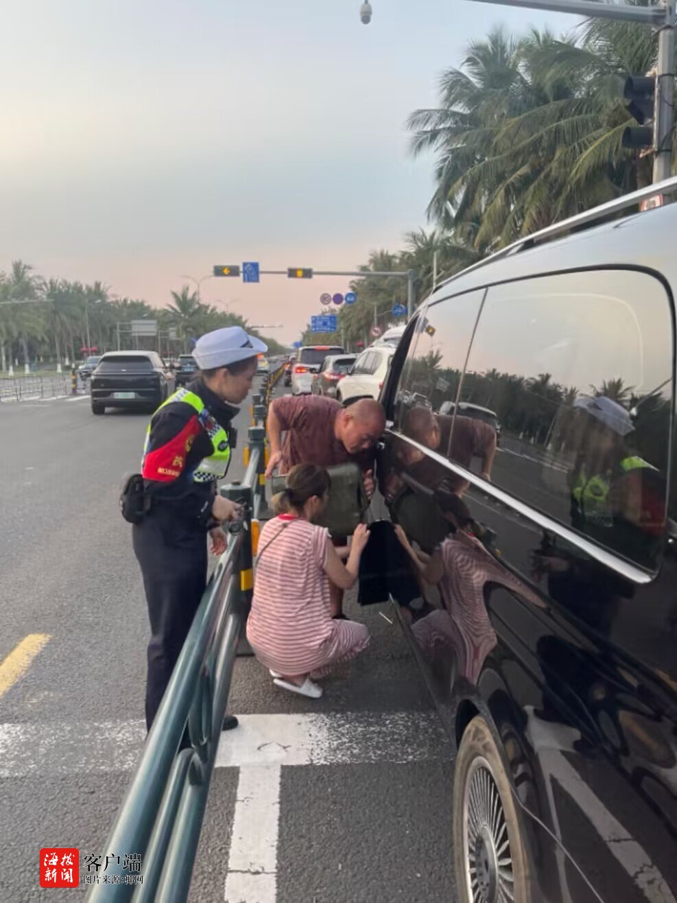 燃油耗尽车抛锚 通河公安及时救助暖人心