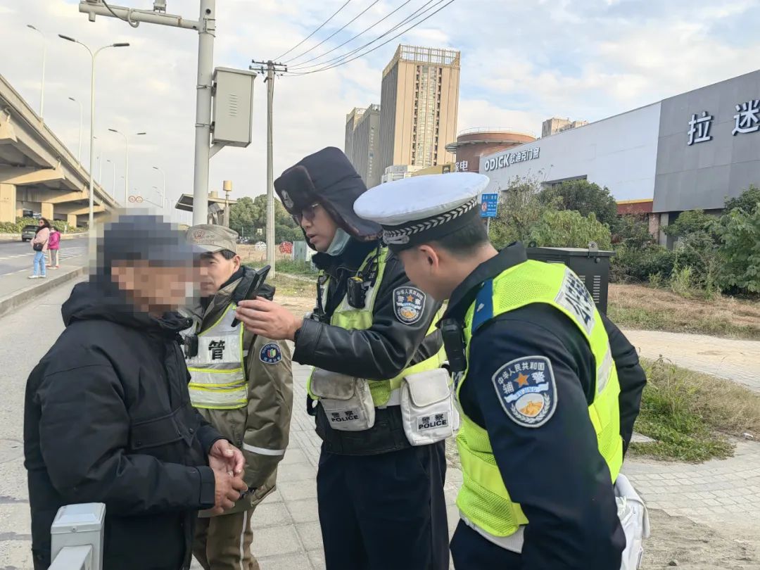 车辆误入沟渠 民警助其回家