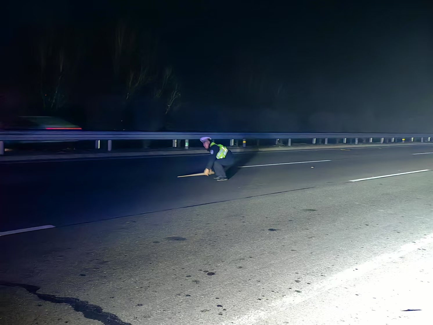 深夜水沟传来“救命”声 民警巡逻发现巧处理