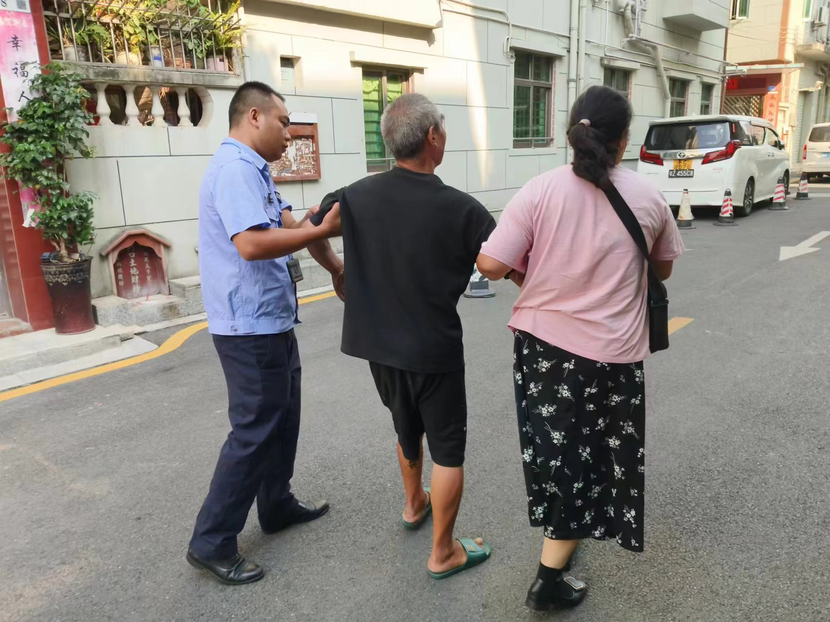 老人摔倒路边 民警“闪现”及时救助