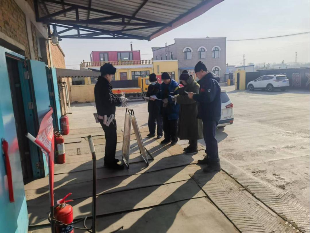 冰城公安：护渔安澜 筑牢江畔生态线