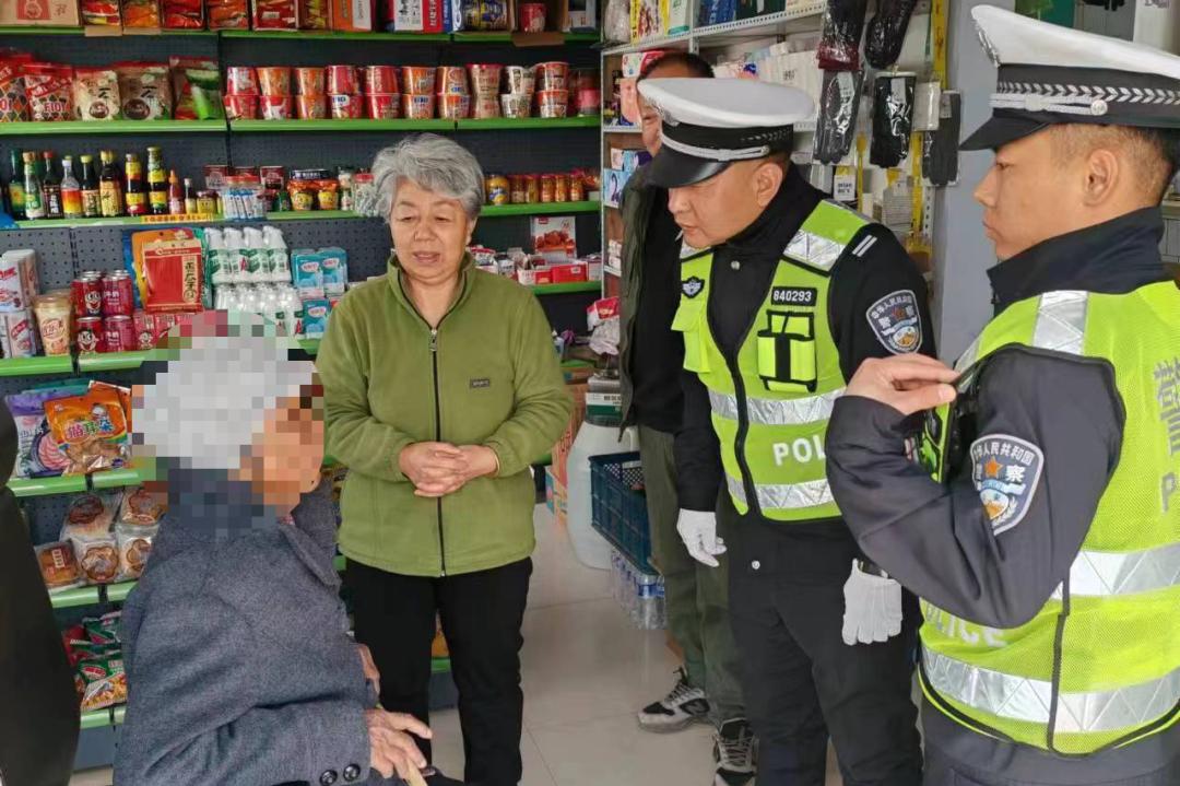 老人迷路街头 警民暖心相助