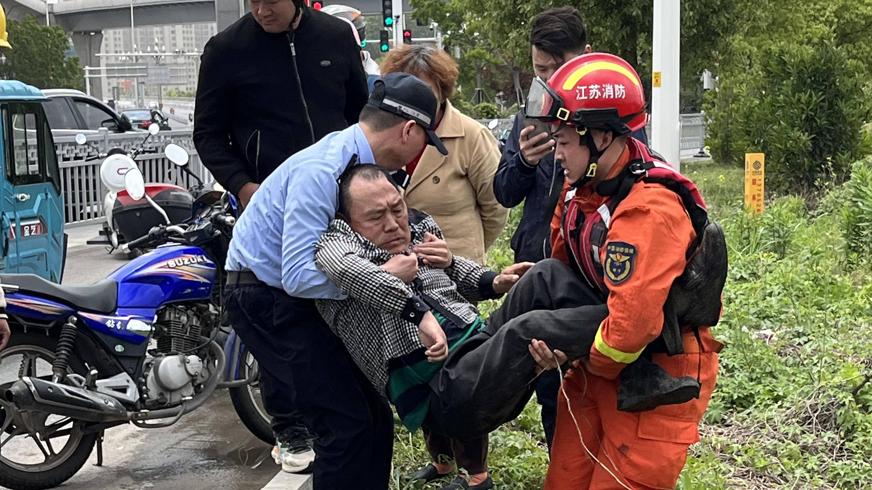 南岗民警紧急救助倒地老人，守护生命彰显警民深情
