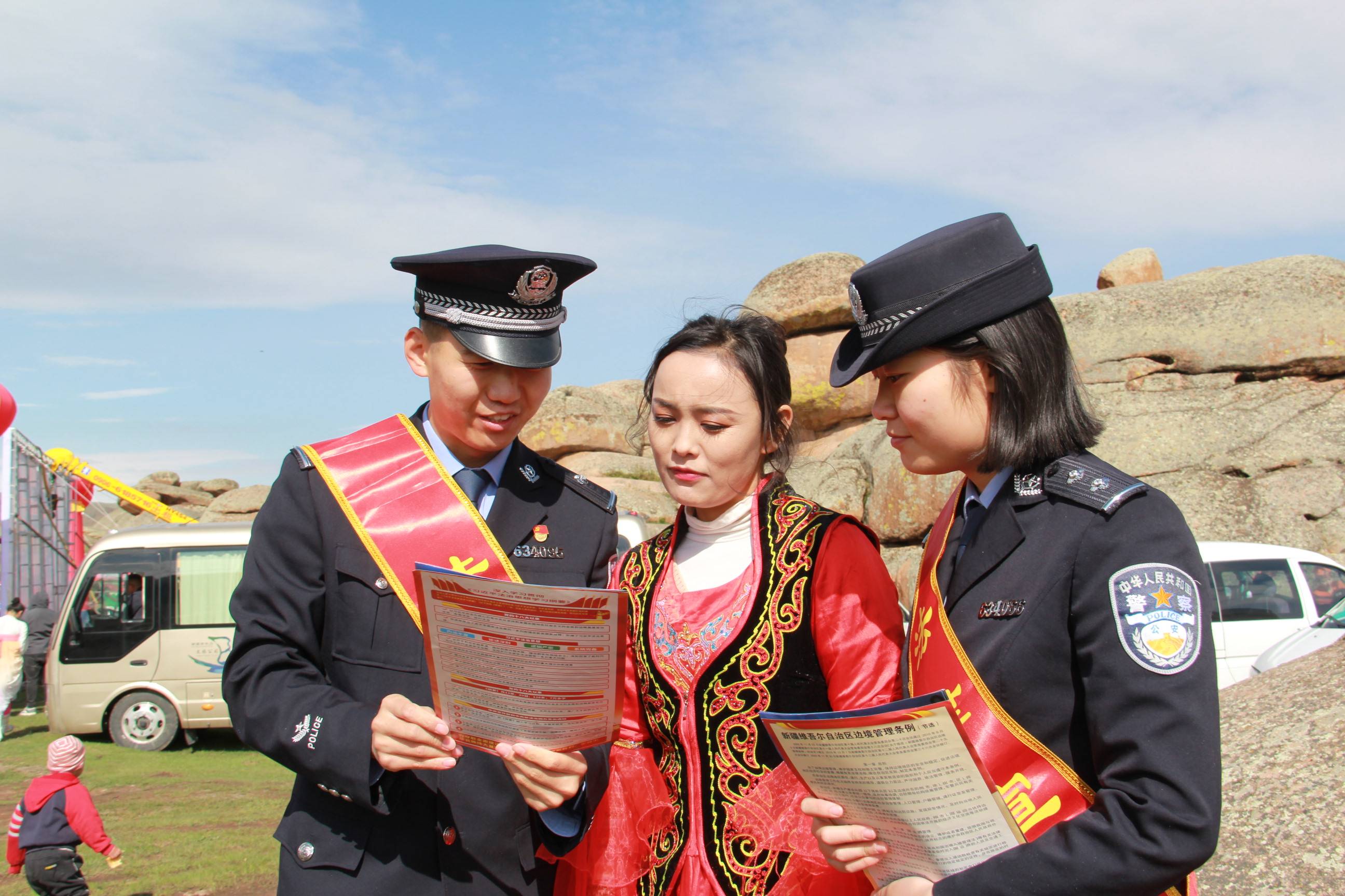 南岗分局长江路公安检查站服务救助过往车辆和群众