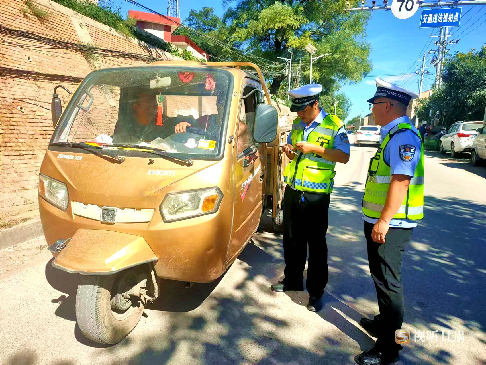 筑牢农村道路安全防线