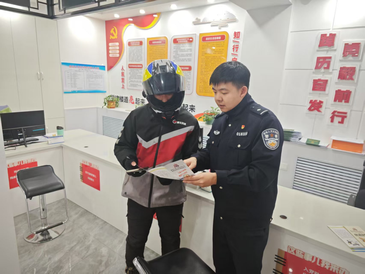 南岗分局民警暖心助民，守护群众回家路