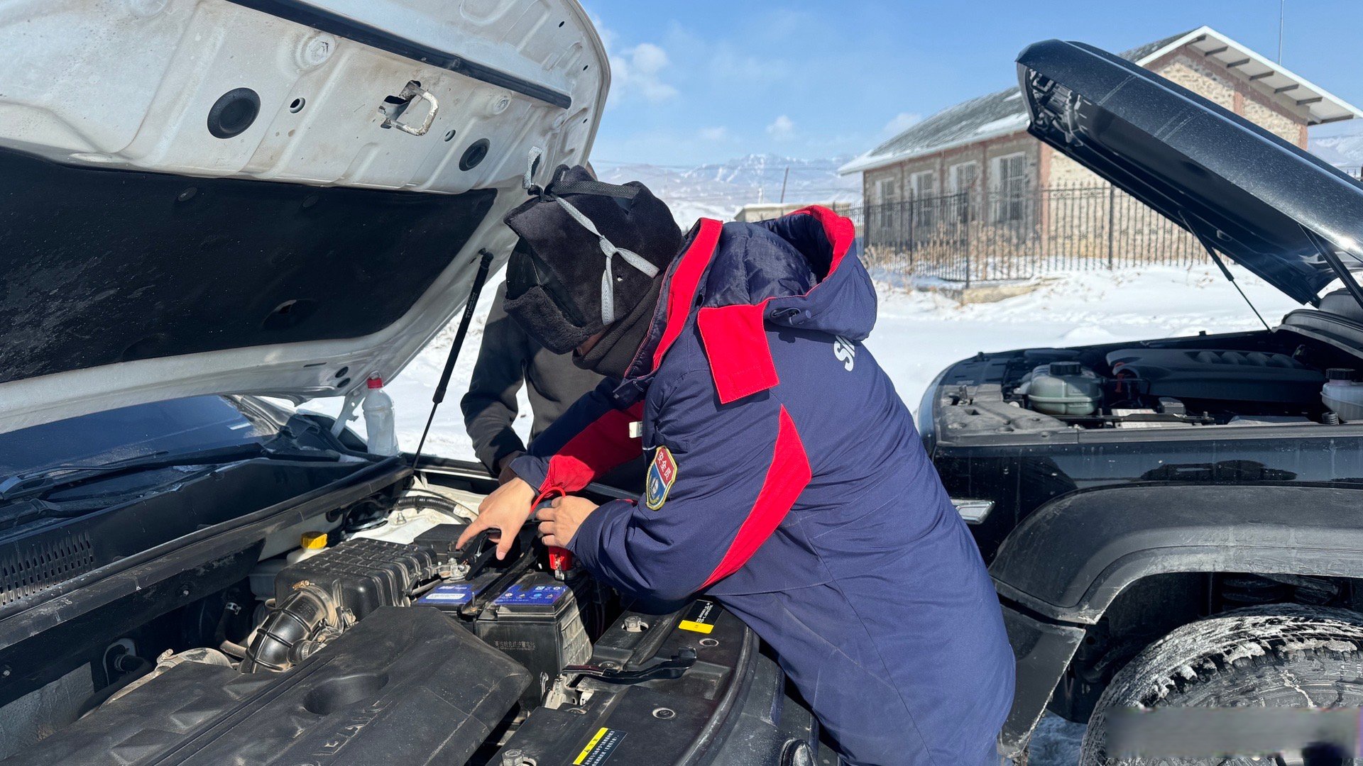 暖心!车辆亏电难启动,通河公安“搭线送电”!