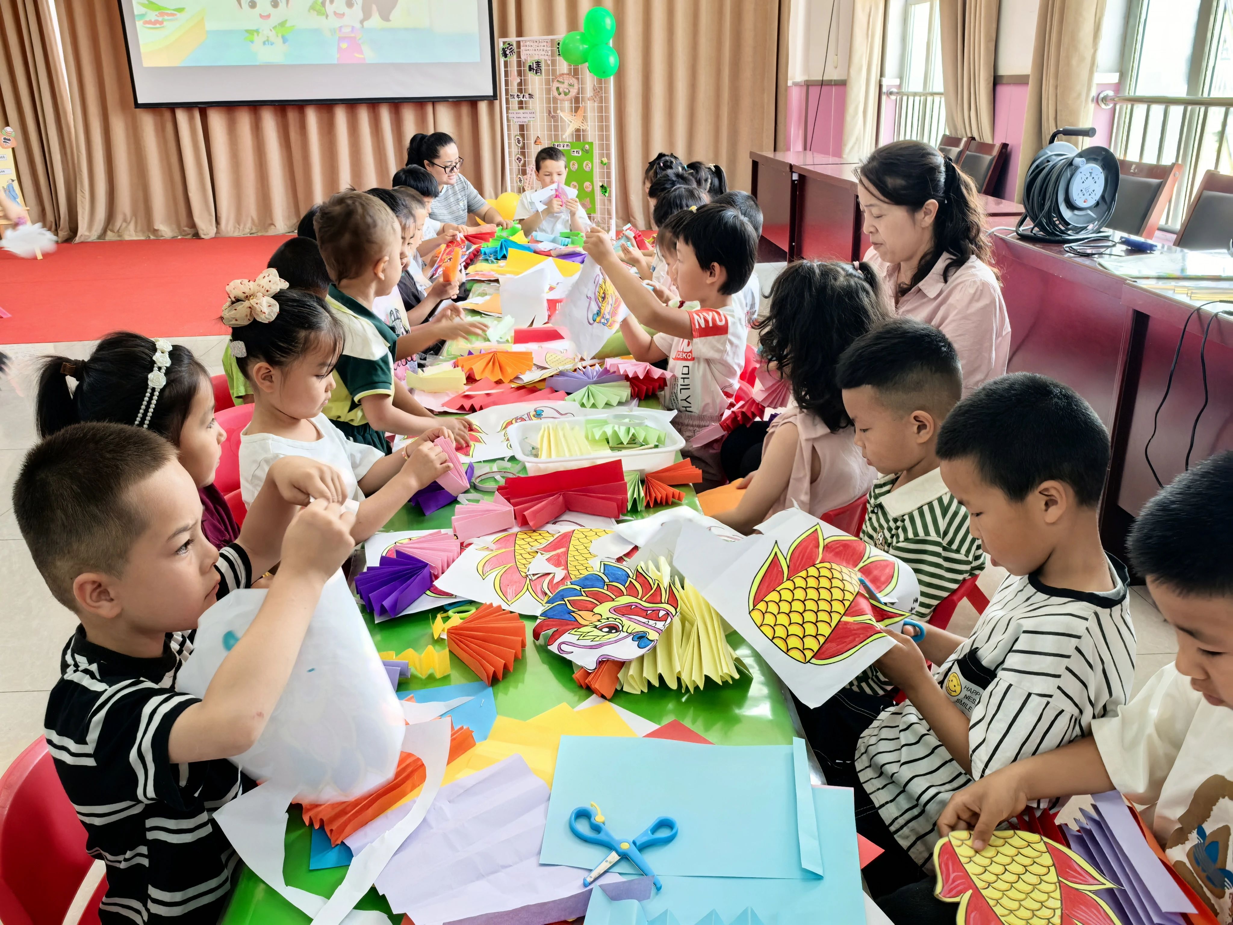 粽叶飘香迎端午 童心护航筑“无毒”宾县公安开展禁毒教育基地“开放日”活动