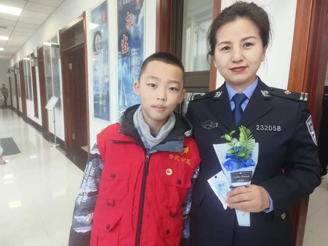 守护受伤女孩就医、帮助行动不便农民工 东莱街派出所民警温情救助暖民心