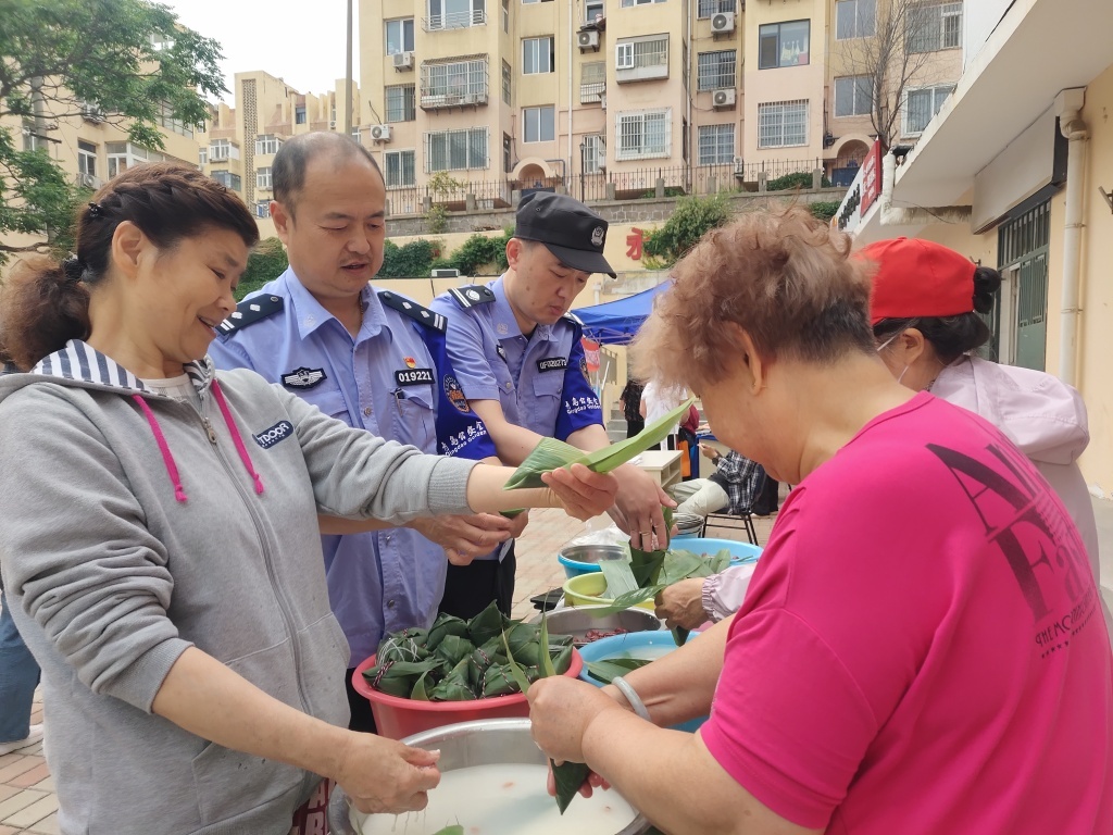 艾草香里话平安 冰城民警街头传递警民情