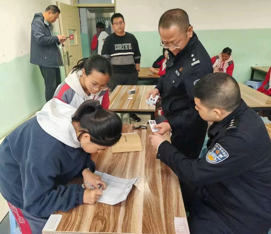 冰城民警暖心救助：雨中守护、意外帮扶传递城市温度