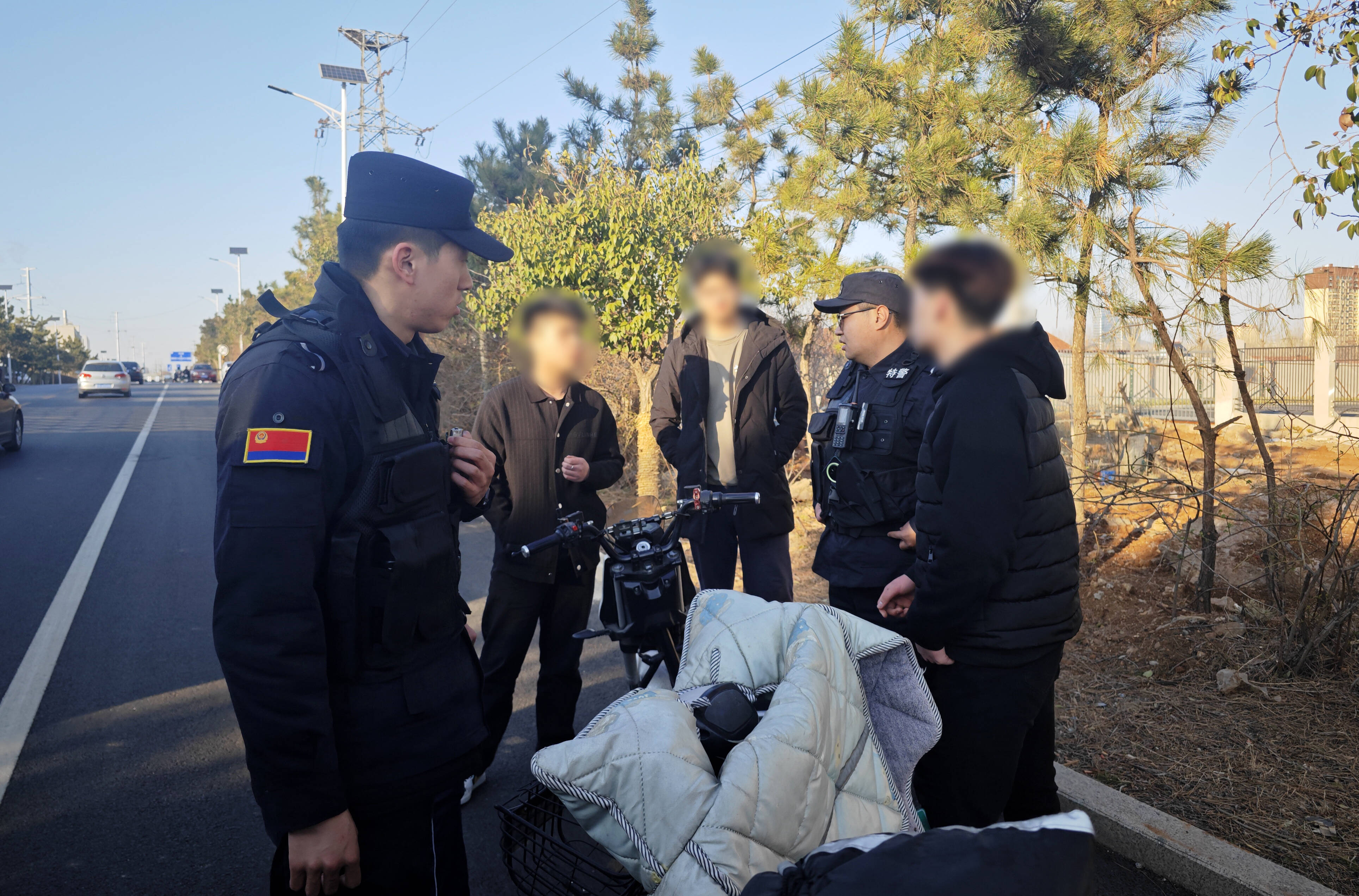 冰城民警暖心救助：雨中守护、意外帮扶传递城市温度