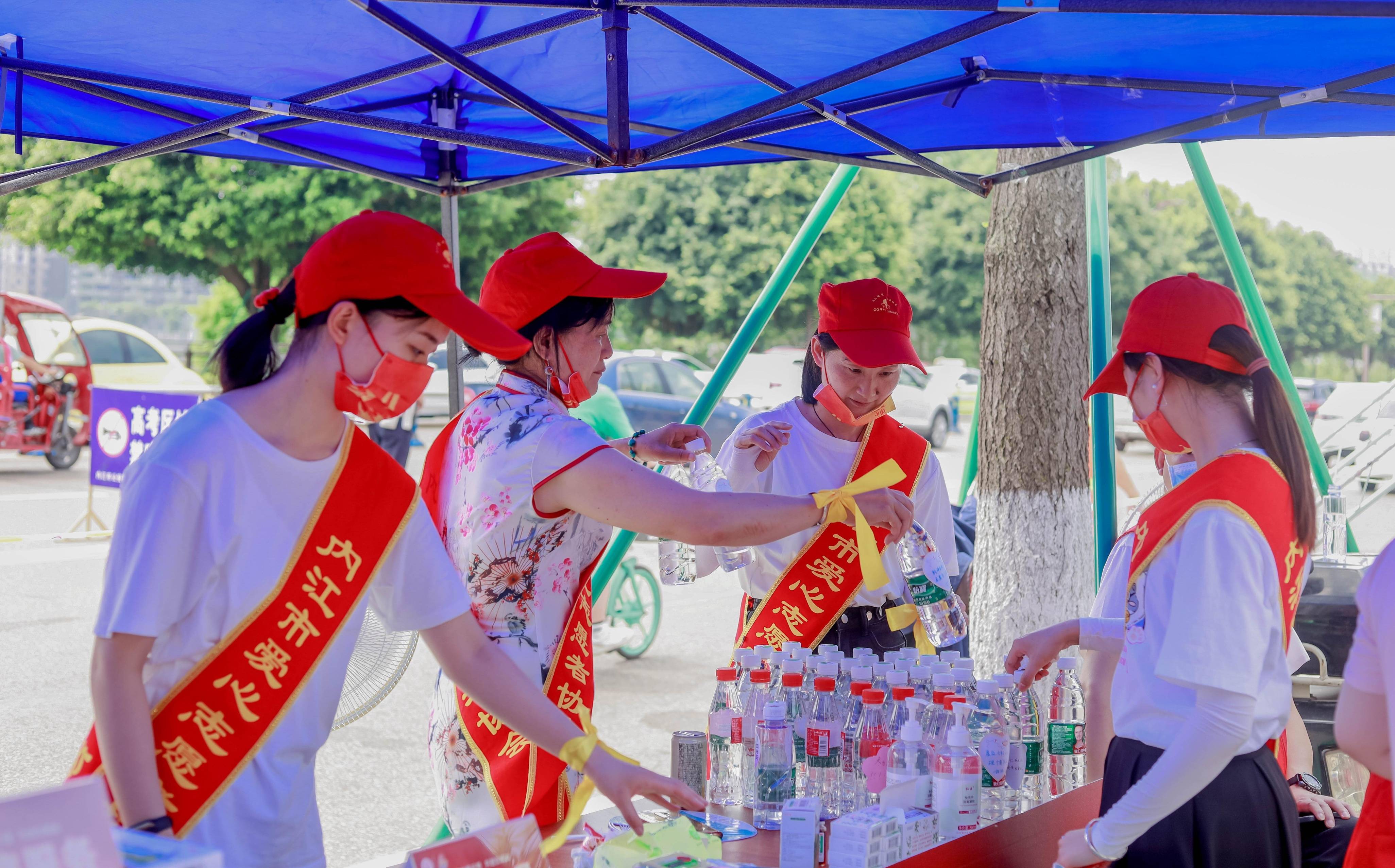 【高考暖心事】考生证件遗落正着急 民警紧急接送真给力