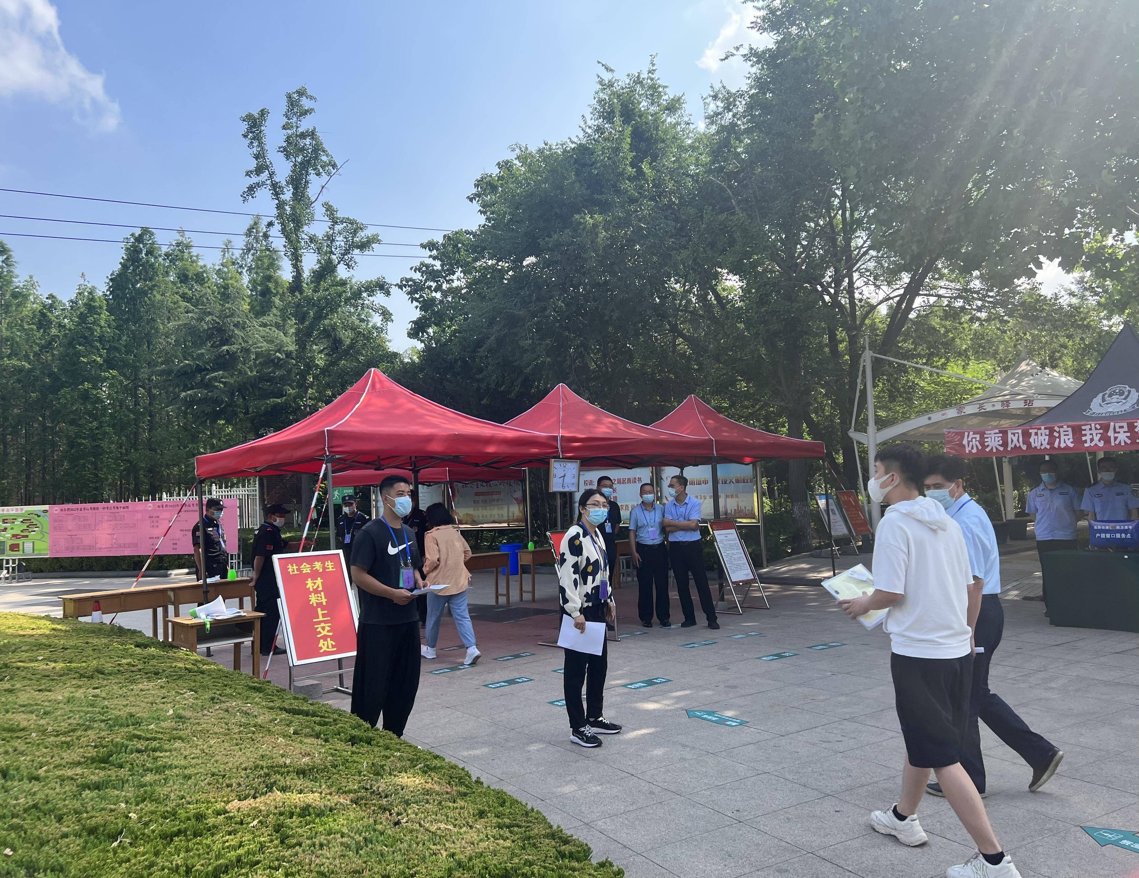 【高考暖心事】考生证件遗落正着急 民警紧急接送真给力