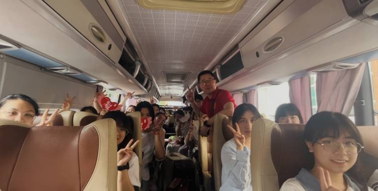 【高考暖心事】考生证件遗落正着急 民警紧急接送真给力