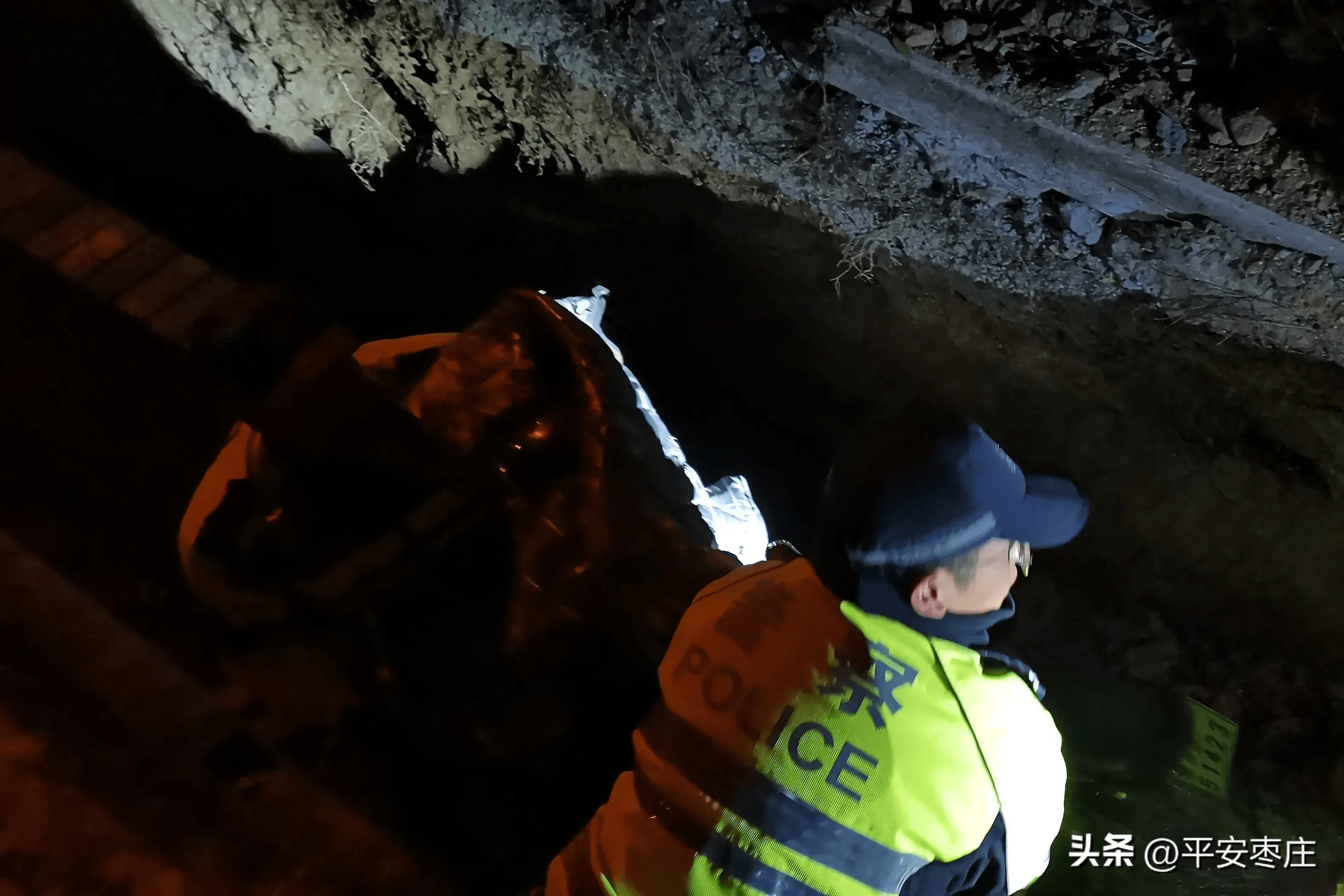 男子病倒路边，巡逻民警及时救助！