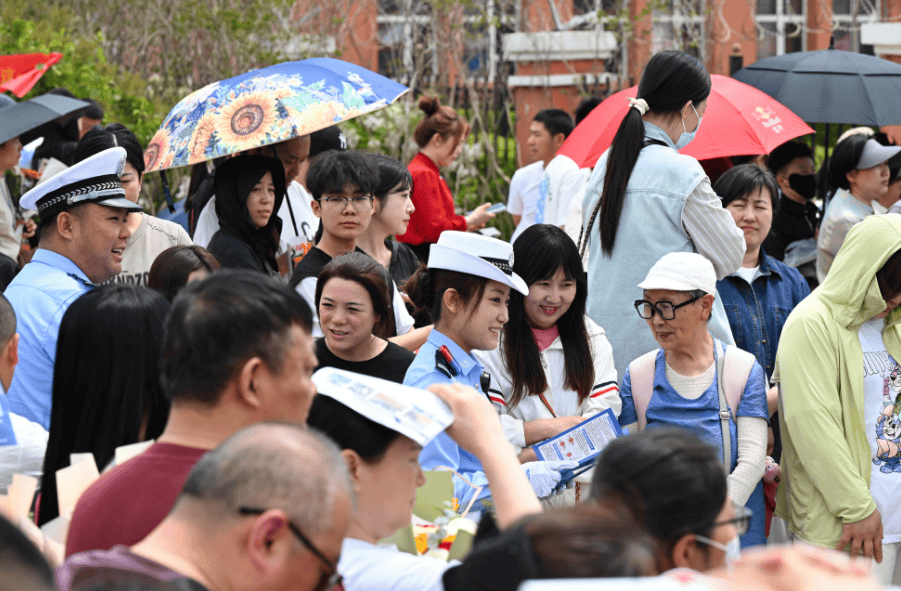 冰城公安:紧急驰援 编织守护考生“护航线”