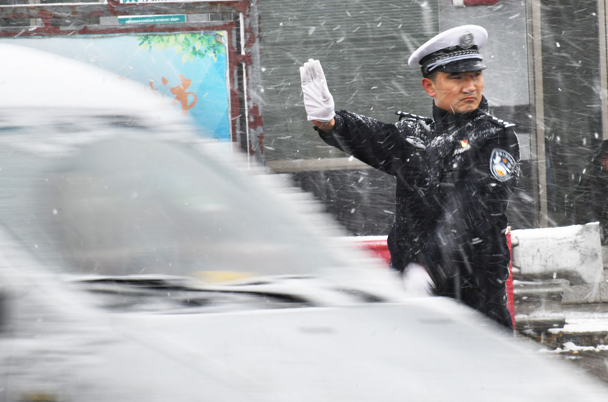 冰城老民警:岁月为尺 丈量护考路上的坚守与温情