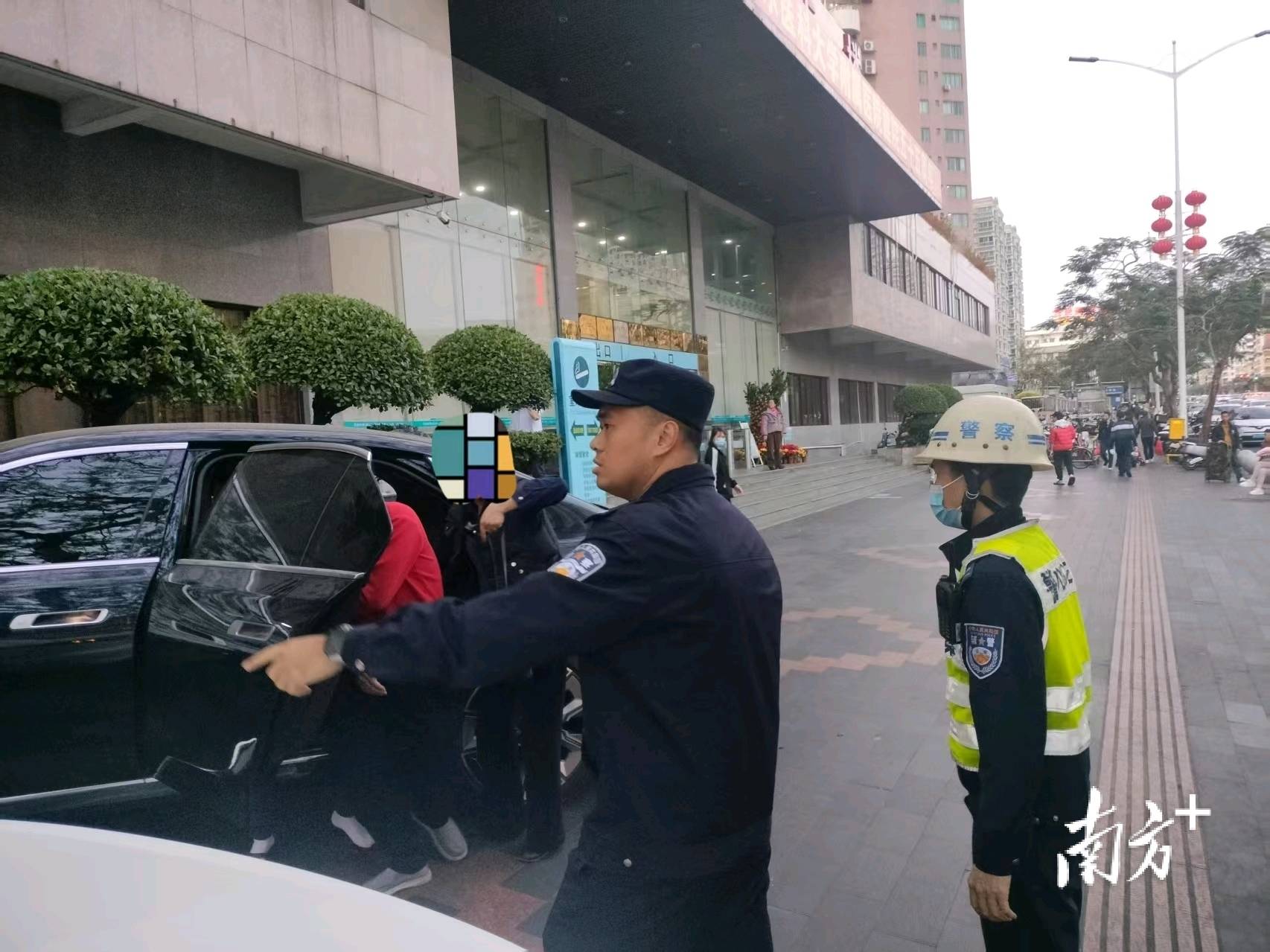 老人醉酒情况危急 幸好有巡逻的他们