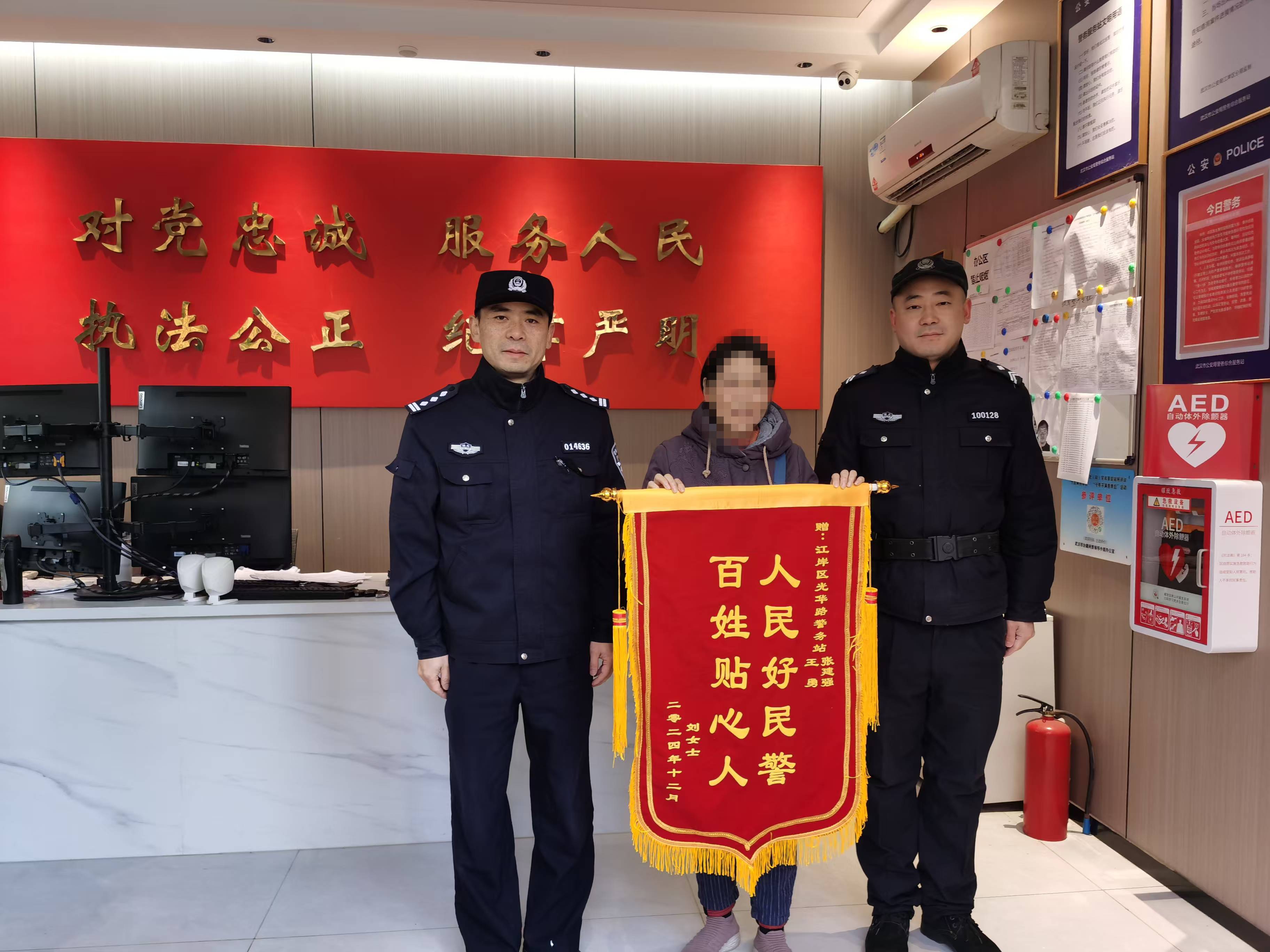 醉酒老人“不知归路” 民警暖心护送回家