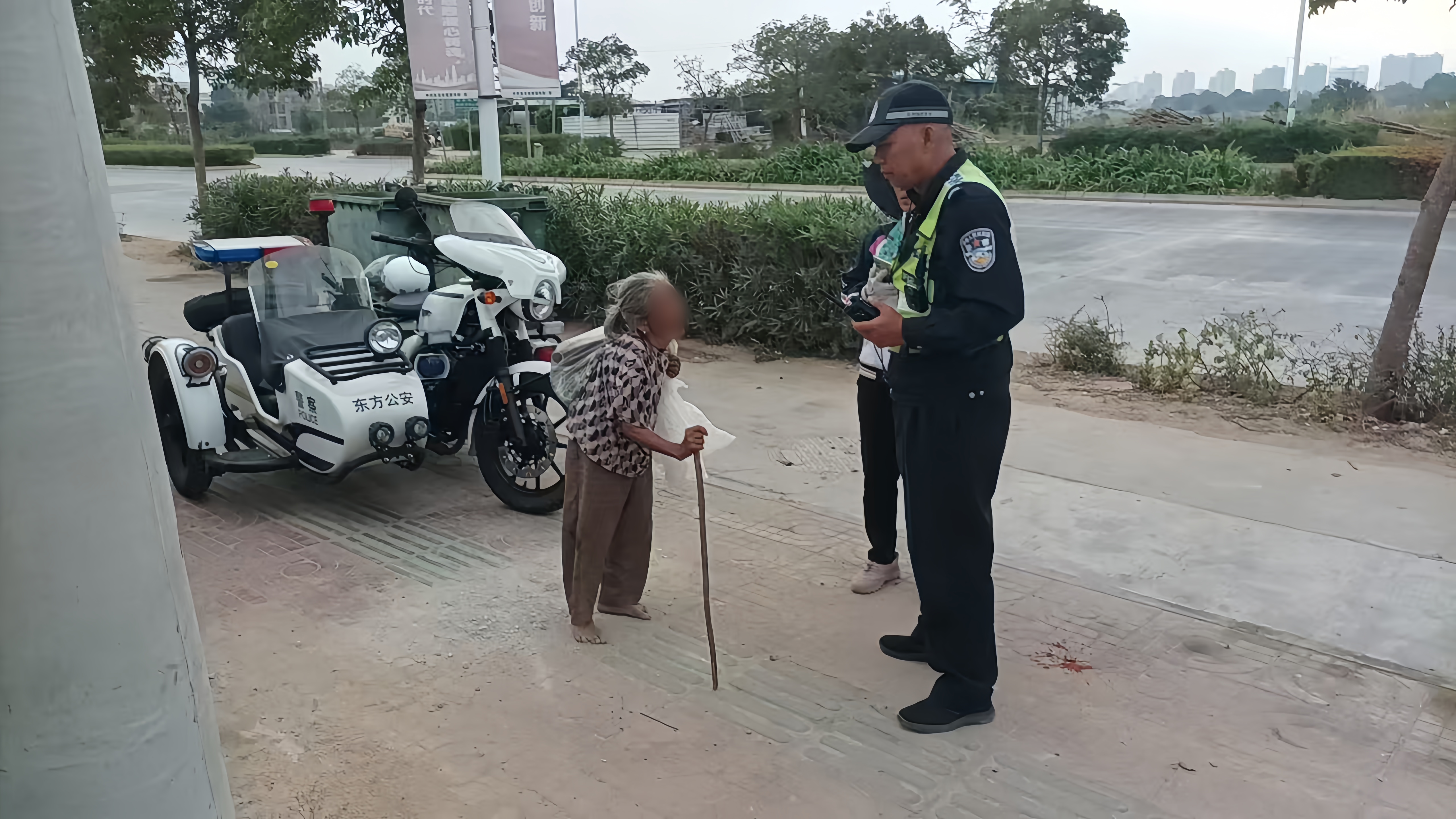 老人迷路家难回 民警救助暖人心