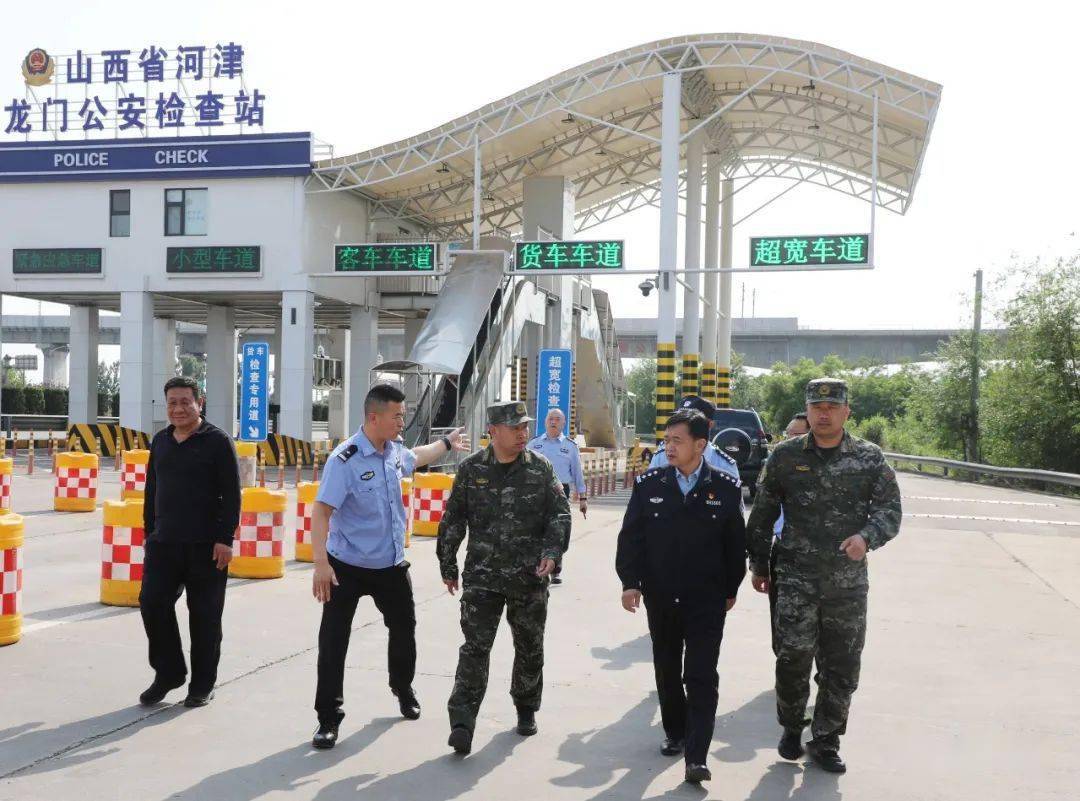 南岗分局长江路公安检查站服务救助 过往车辆和群众