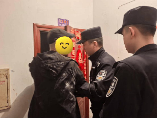 考场外冰城民警上演现实版“闪送”