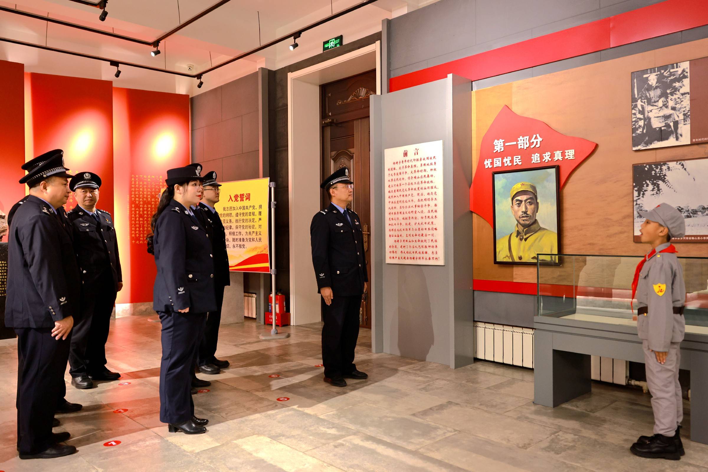 南岗分局长江路公安检查站服务救助 过往车辆和群众