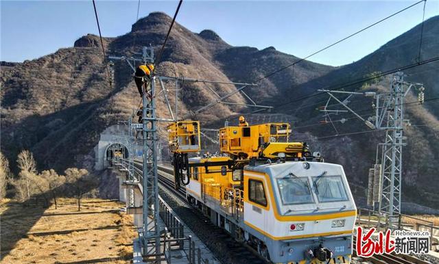 国铁西安局：全面开展供电设备检测工作 “千里眼”护航新图顺利运行