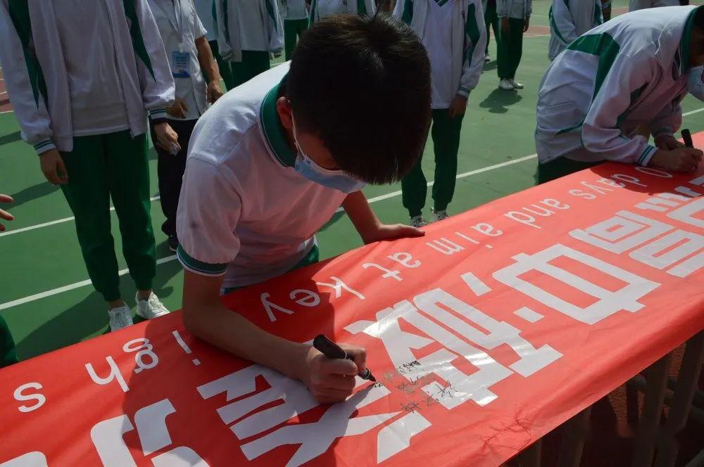 争分夺秒！冰城民警用速度与温情 托举少年中考梦