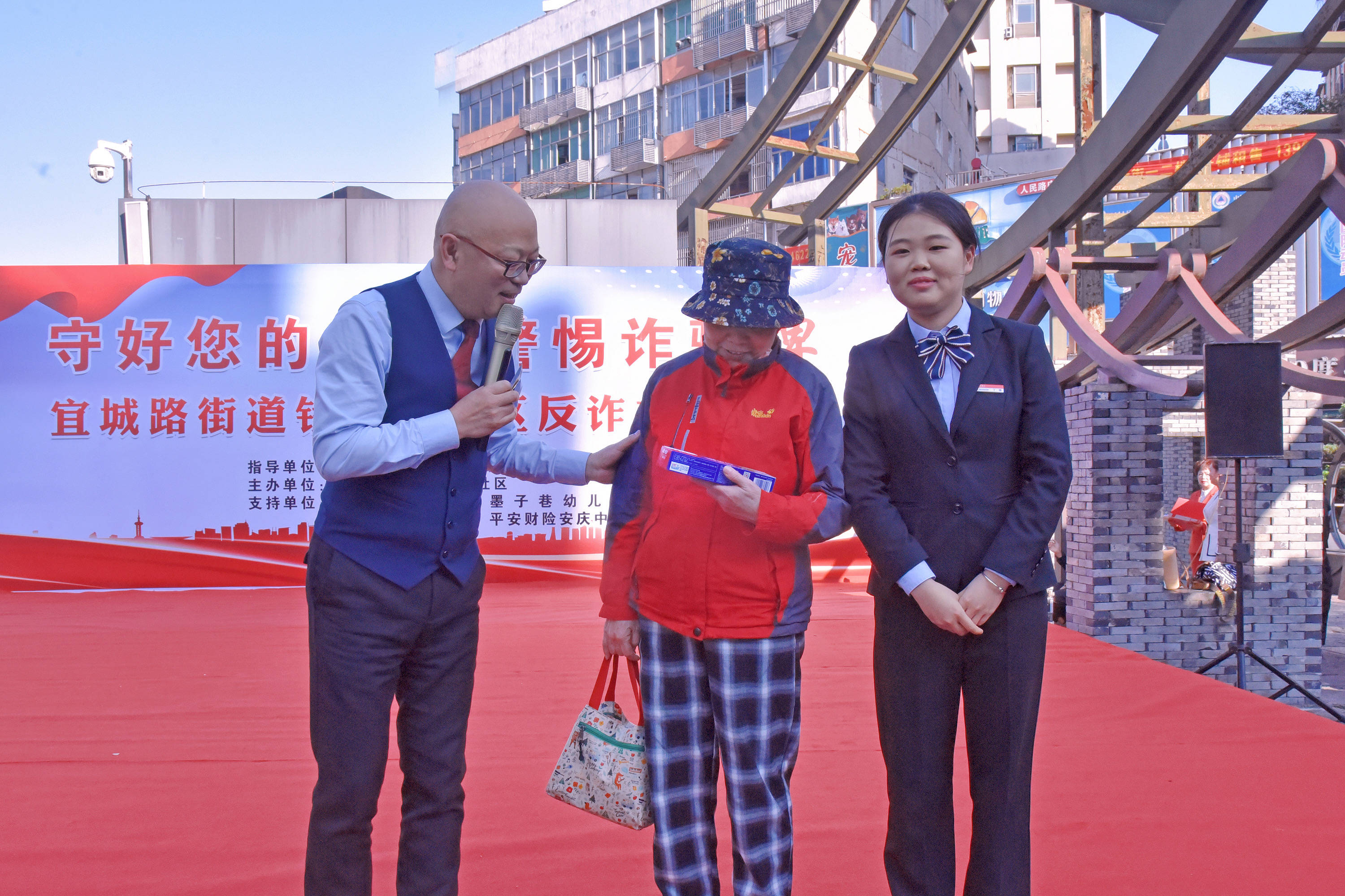 反诈宣传进社区 筑牢安全“防火墙”