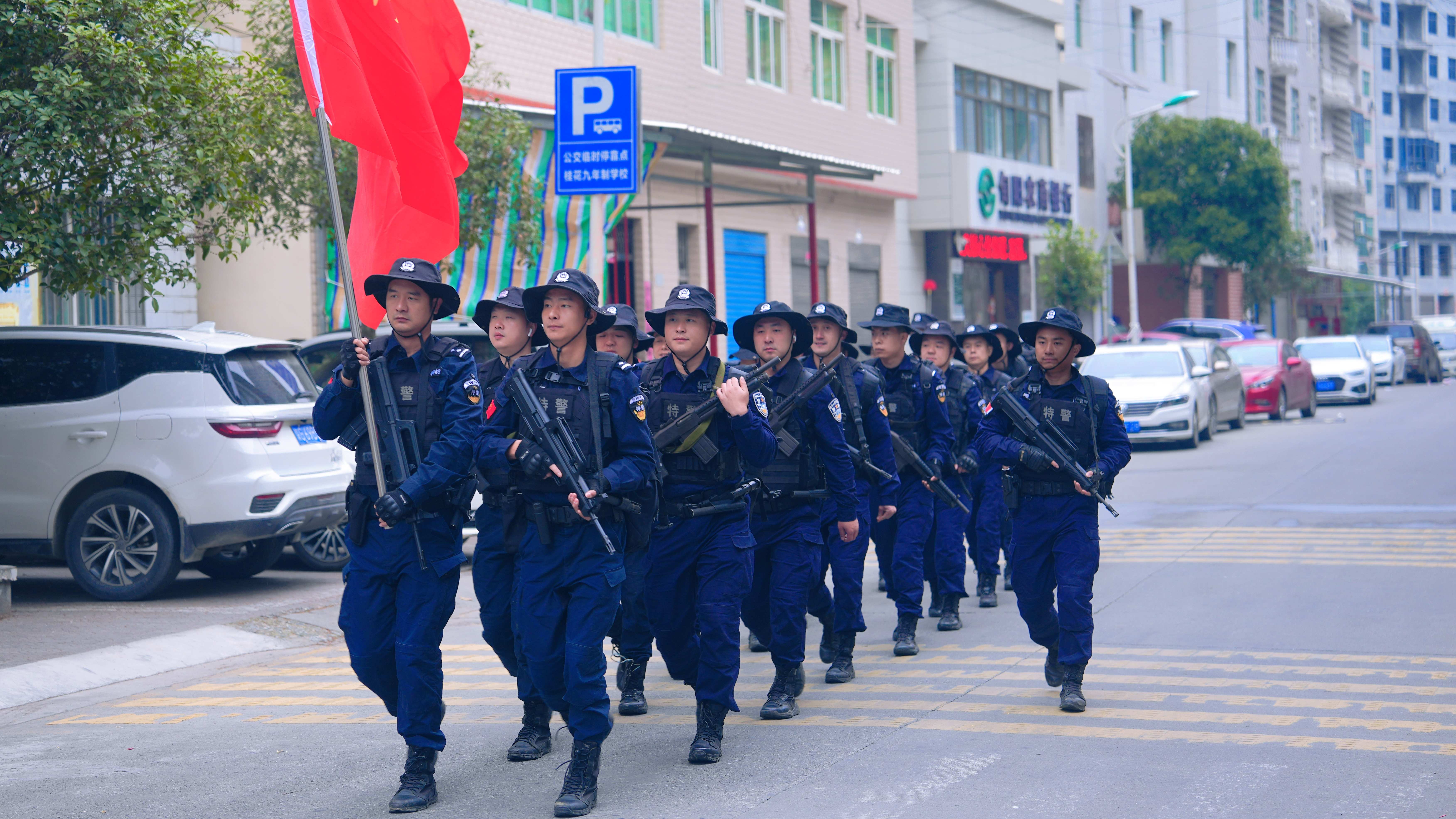 宾县公安局走进休闲广场开展“五无”社区禁毒宣传 筑牢平安防线