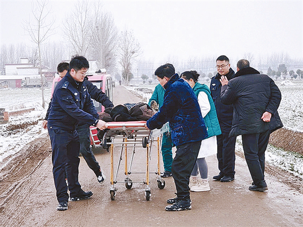 民警紧急救助发病老人 快速寻亲暖人心
