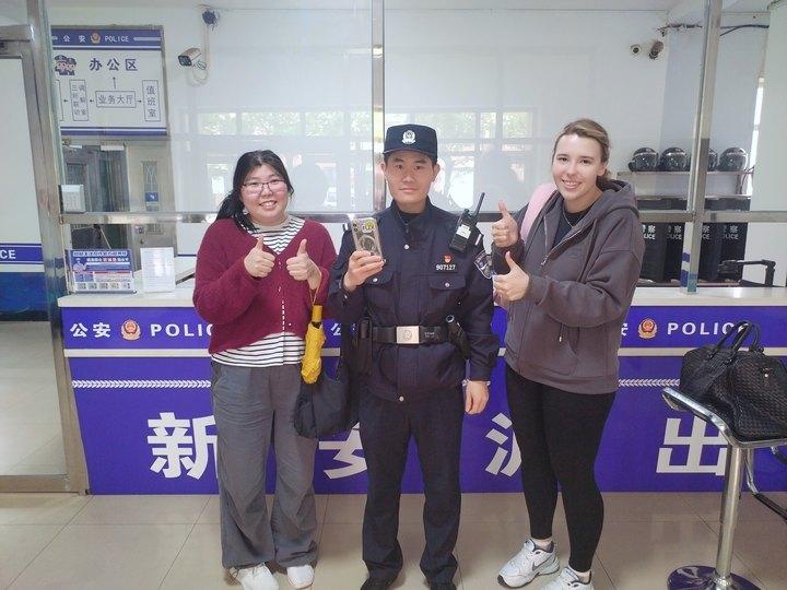 老人就医遇阻碍 民警援手暖人心