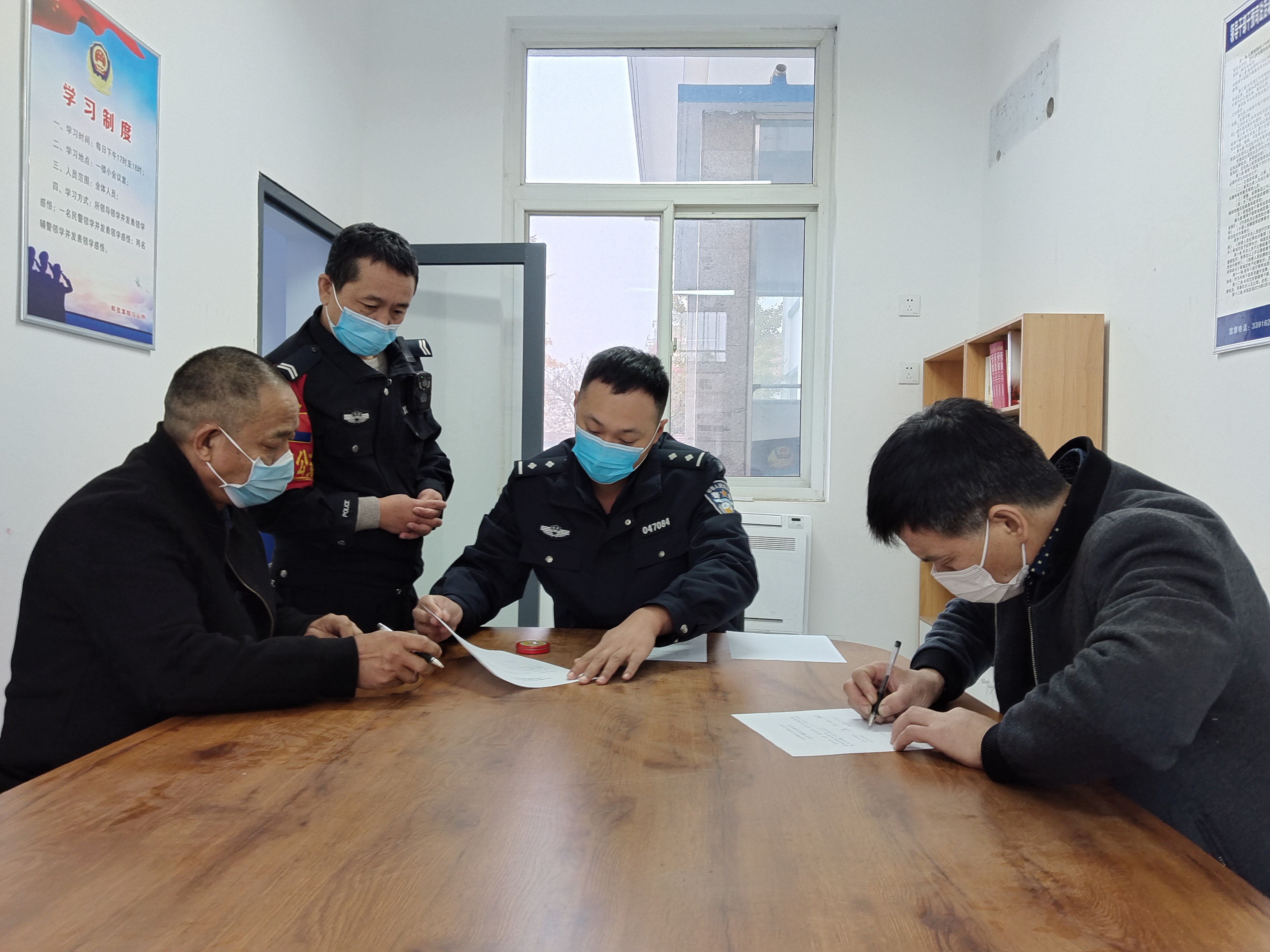 收费站两车相撞起争执 民警高效调解止纷争