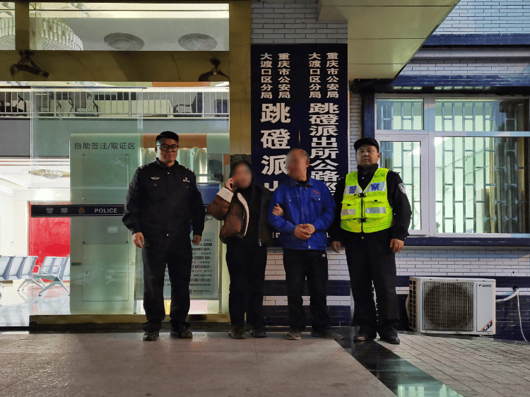 深夜暖心接力!民警助走失老人平安归家