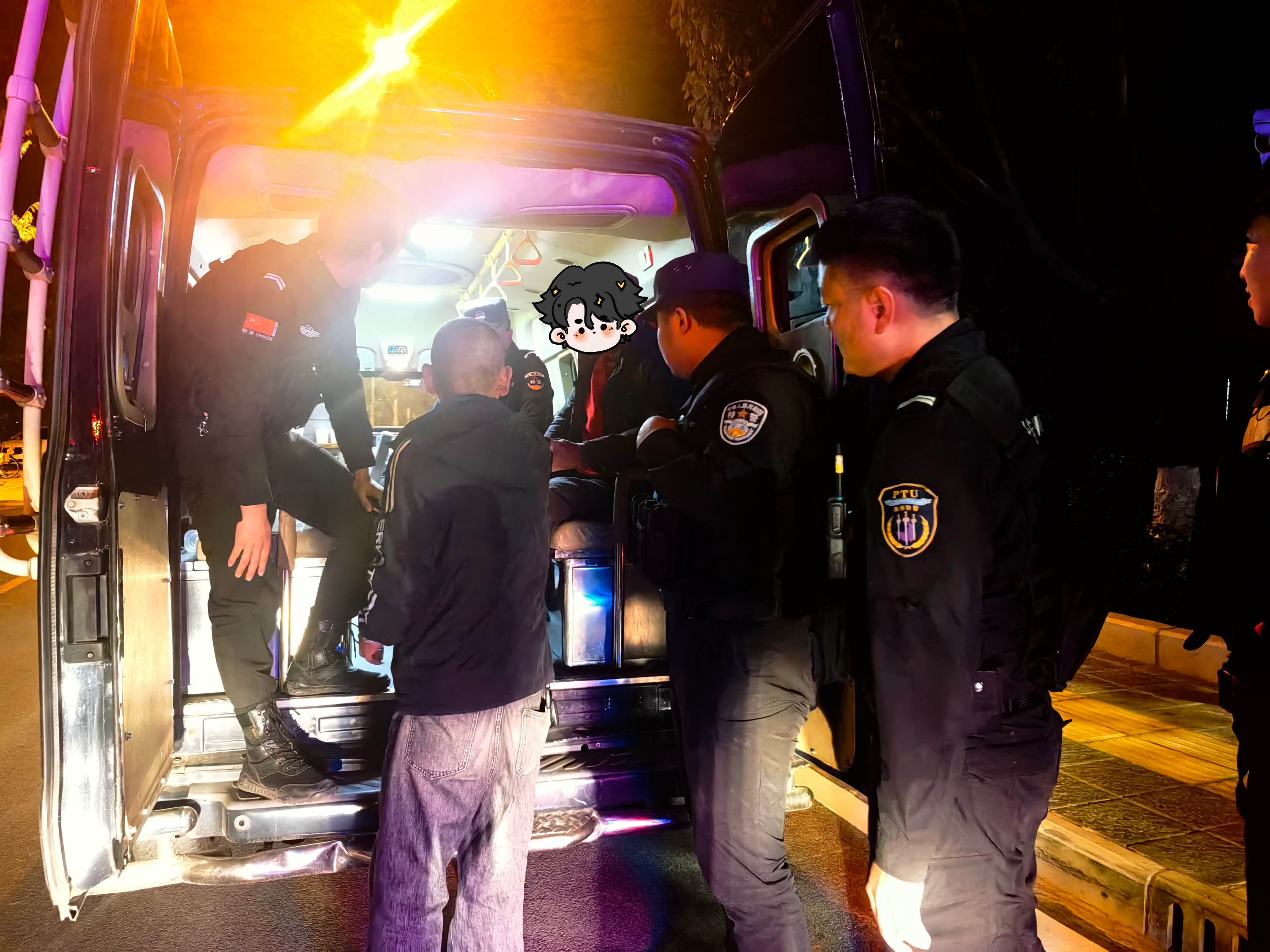 民警紧急救助发病老人 快速寻亲暖人心