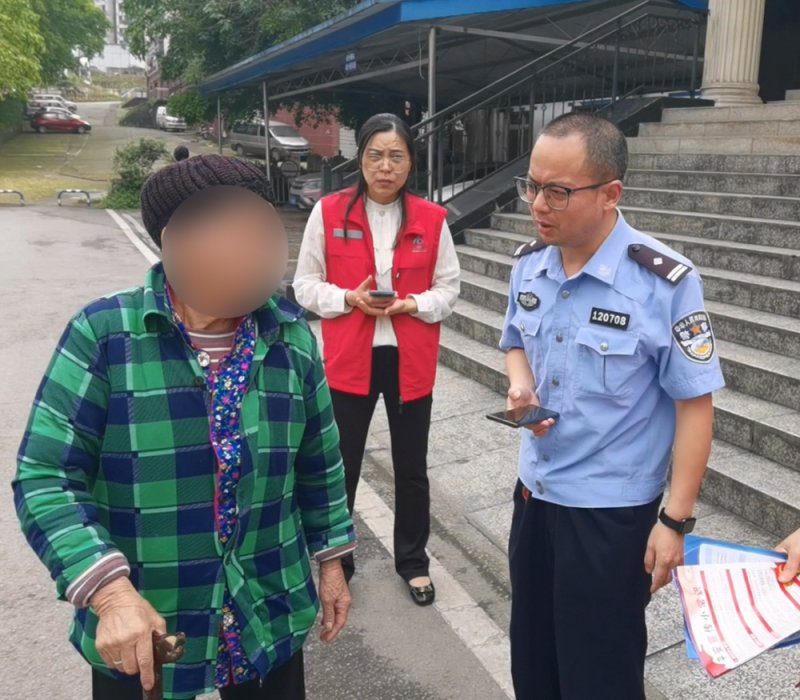 有“警”无险,民警救助走失群众回家