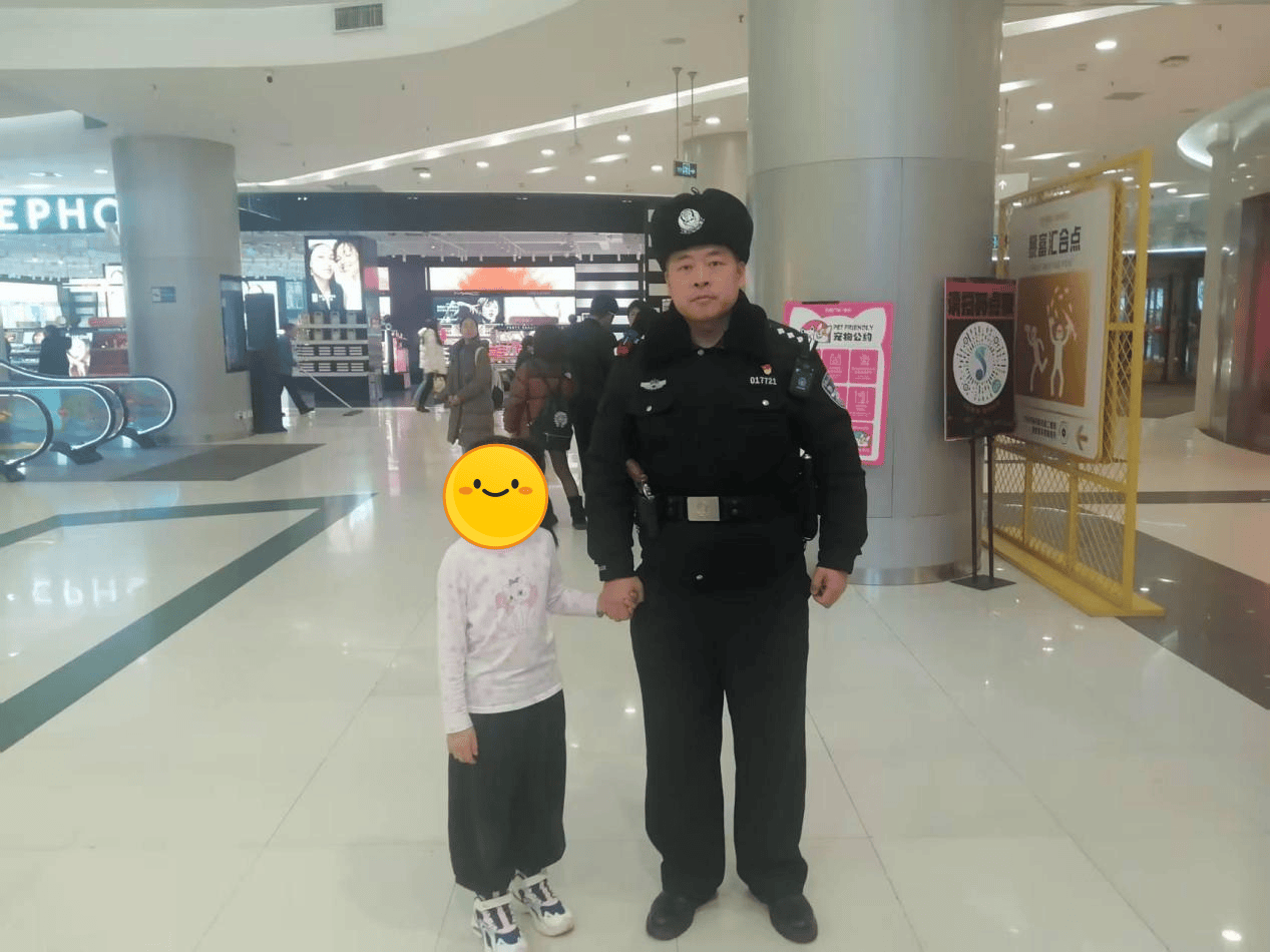 有“警”无险,民警救助走失群众回家