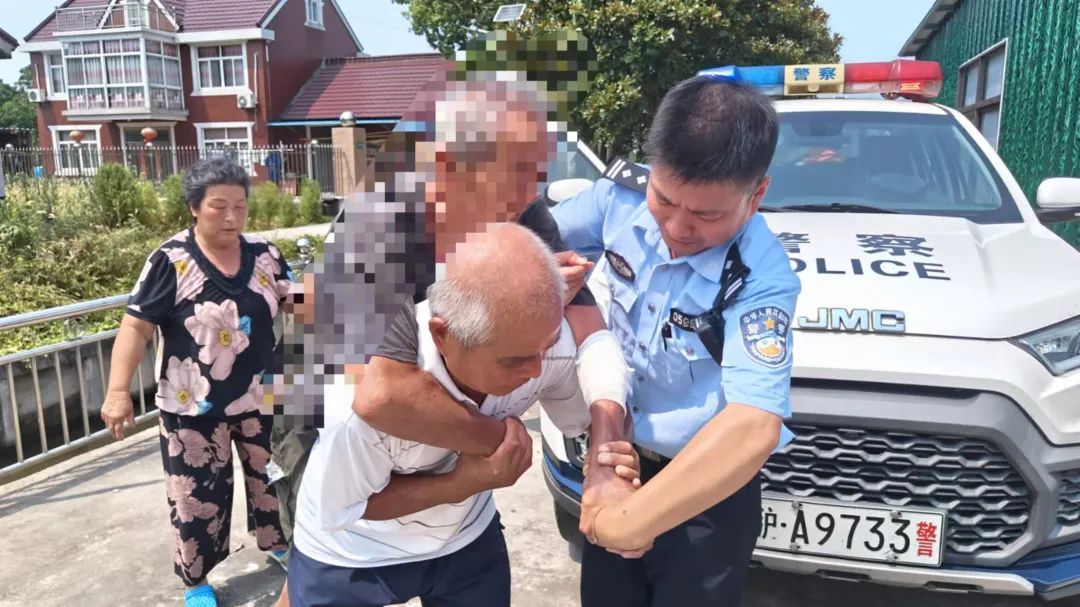 高温“遇警”!老人中暑晕厥,民警暖心救助