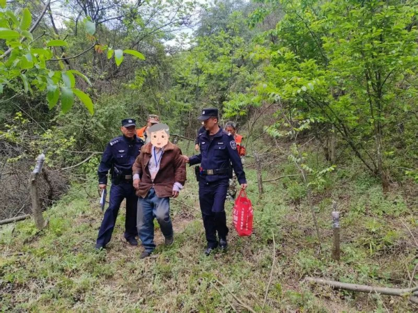 民警暖心救助迷途老人归家