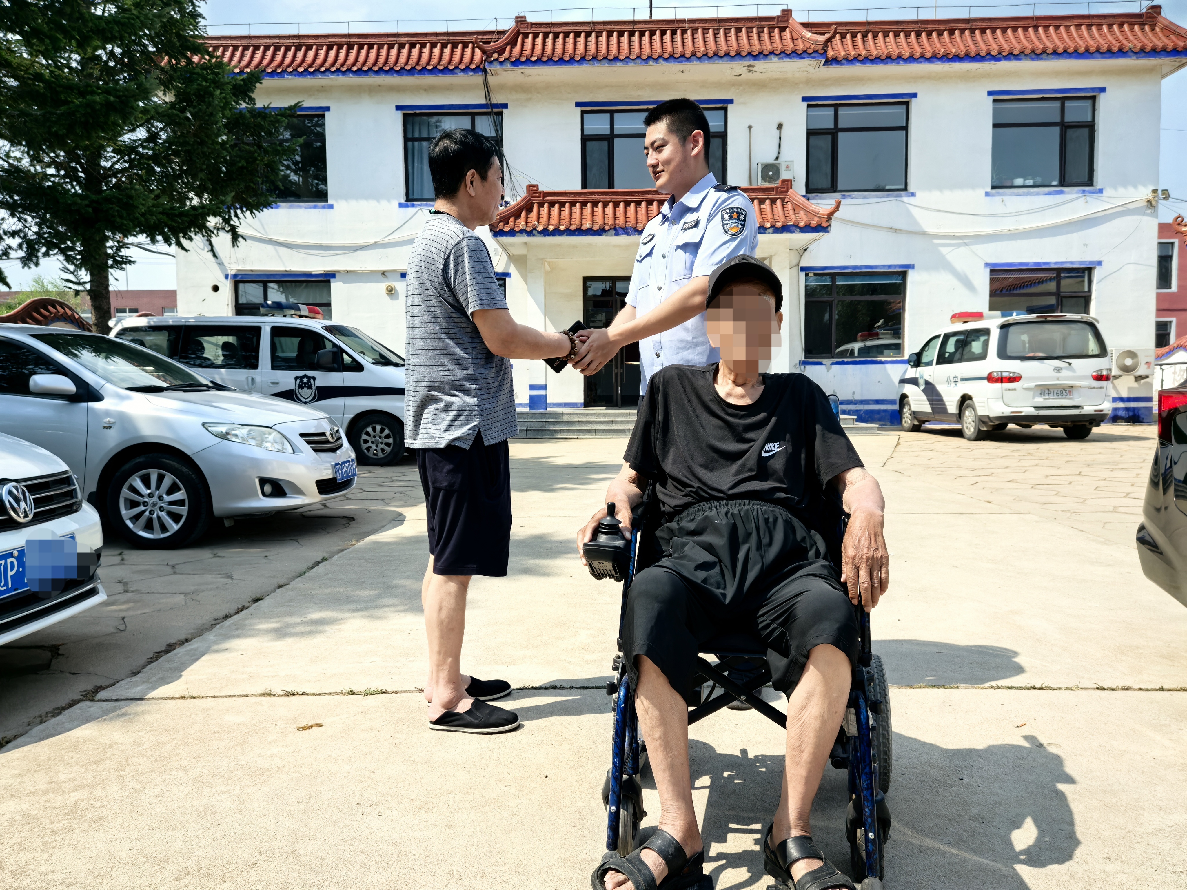 民警暖心救助迷途老人归家