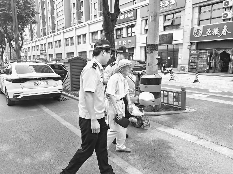 民警暖心救助迷途老人归家