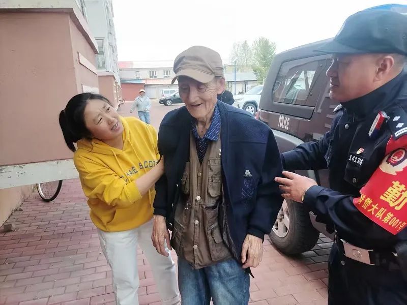 民警救助突发腰椎病老人