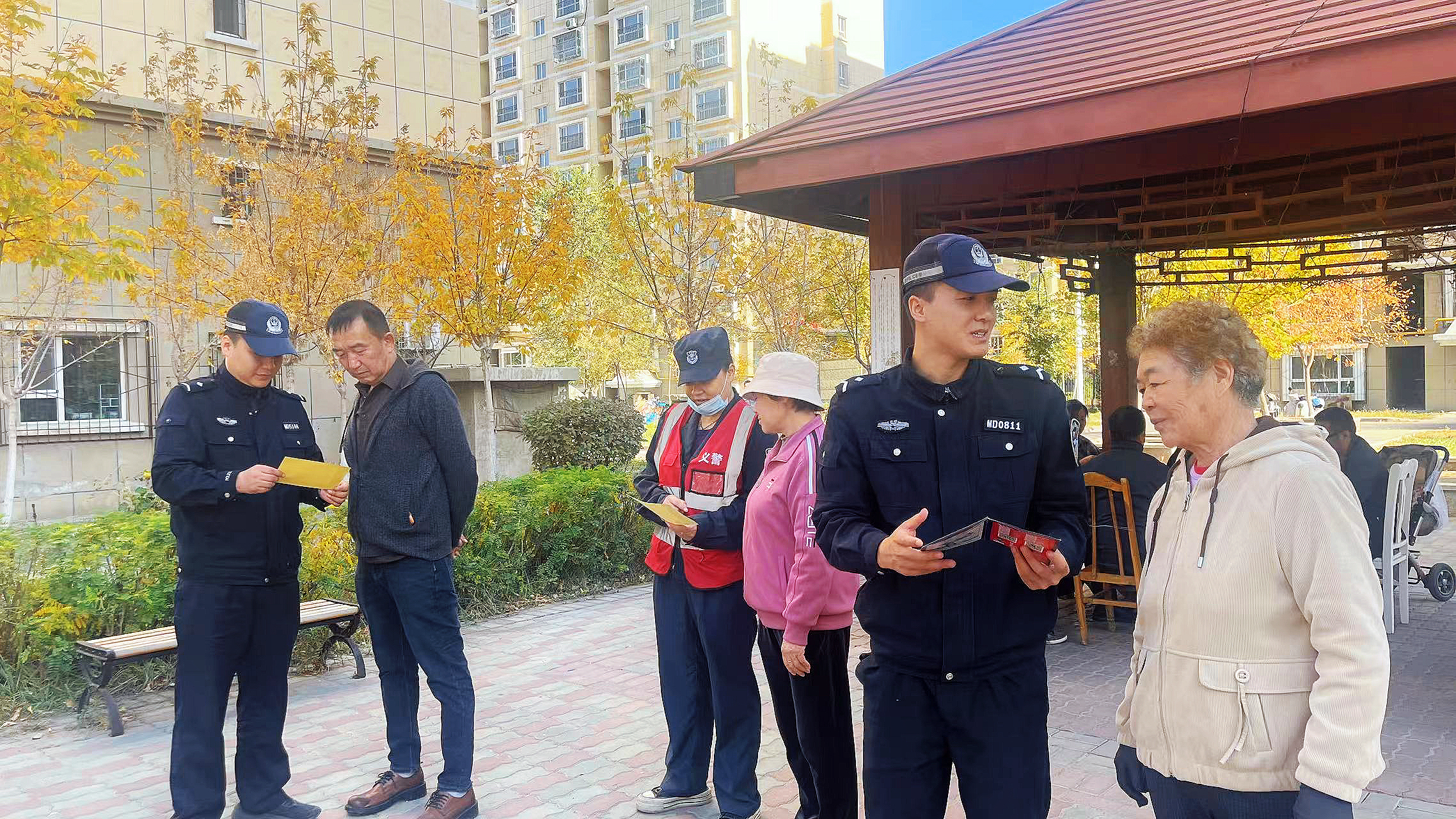 高温天老人迷路街头 民警暖心助其归家