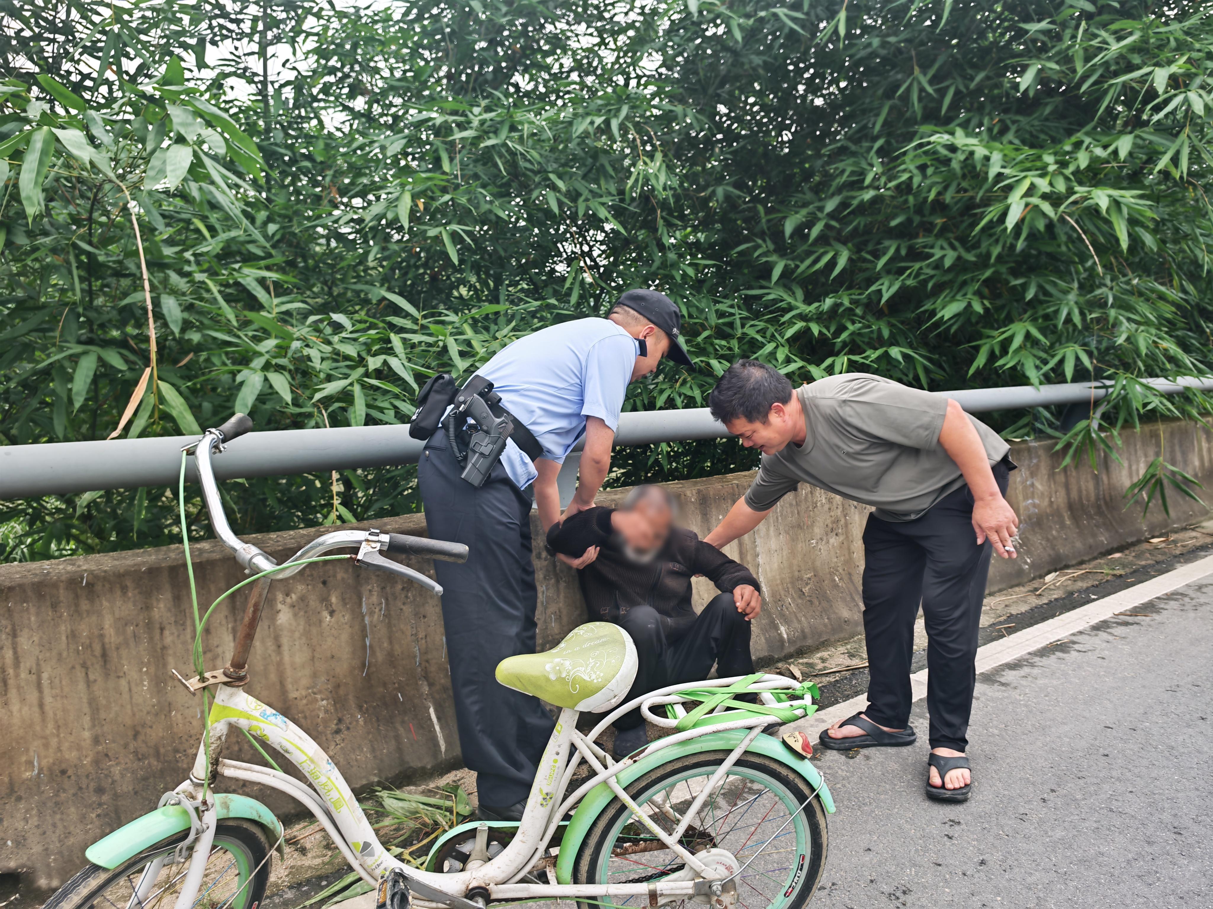 男子意外摔倒,民警暖心守护