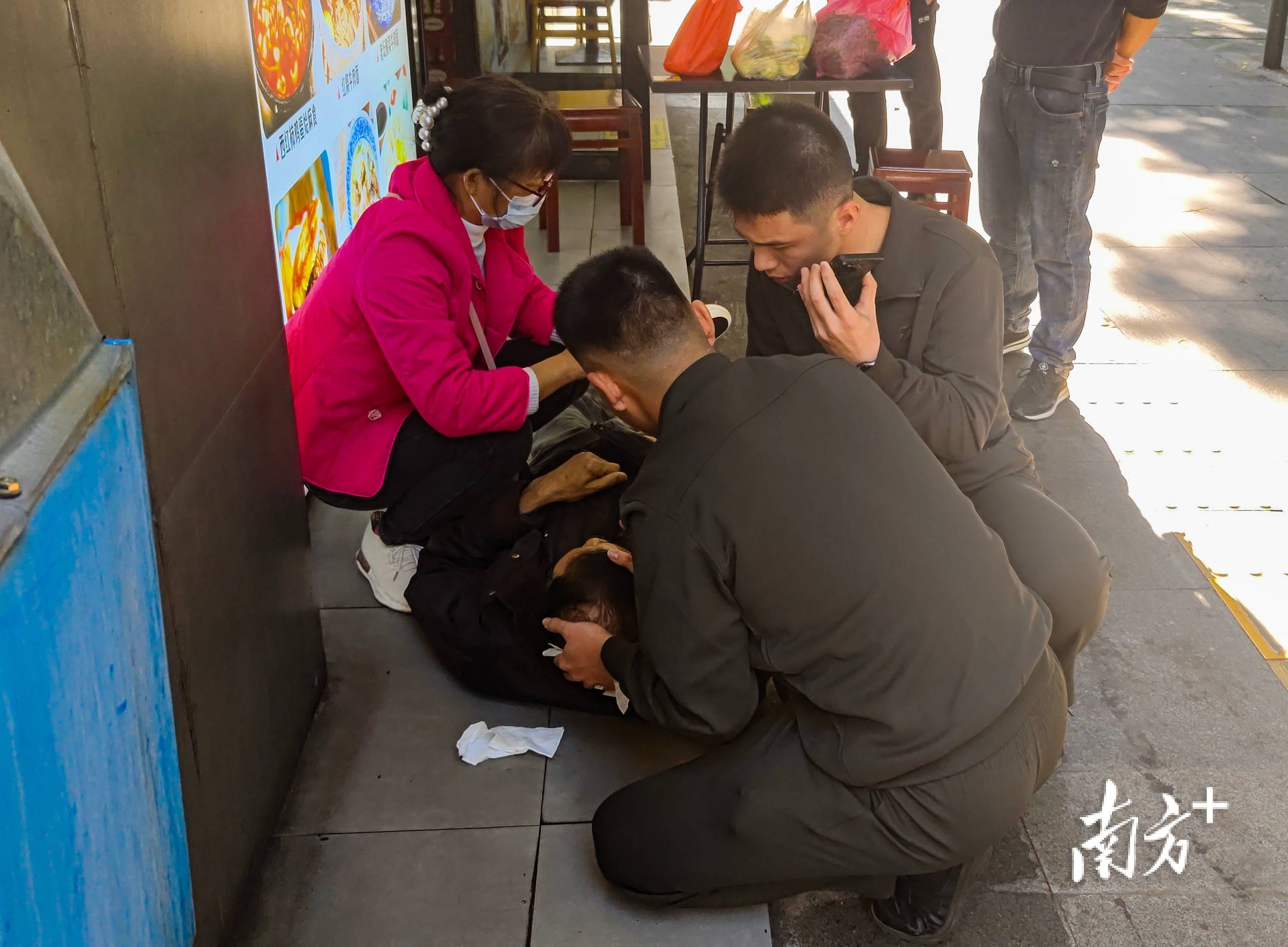 巡逻途中伸援手 民警助轮椅老人解困